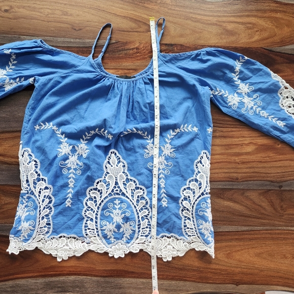 Beautiful Blue Lace Blouse Ladies Shirt Cynthia Rowley Small Off Shoulder - Picture 6 of 8